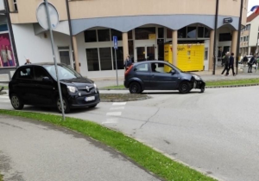 Vozačica pokupila prometne znakove na ulazu u kružni tok kod pošte - u kružni se ipak ulazi s desne strane