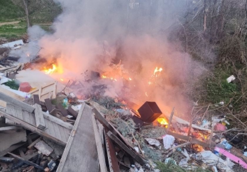 Unatoč zabrani paljenja vatre na otvorenom 25-godišnjak spaljivao otpad - namještaj na livadi