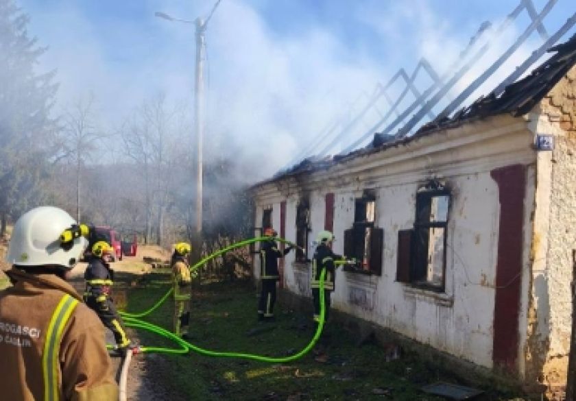 Požar na obiteljskoj kući 74-godišnjakinje u Sovskom Dolu zbog pregrijavanja dimovodne cijevi a kuća je u potpunosti izgorjela