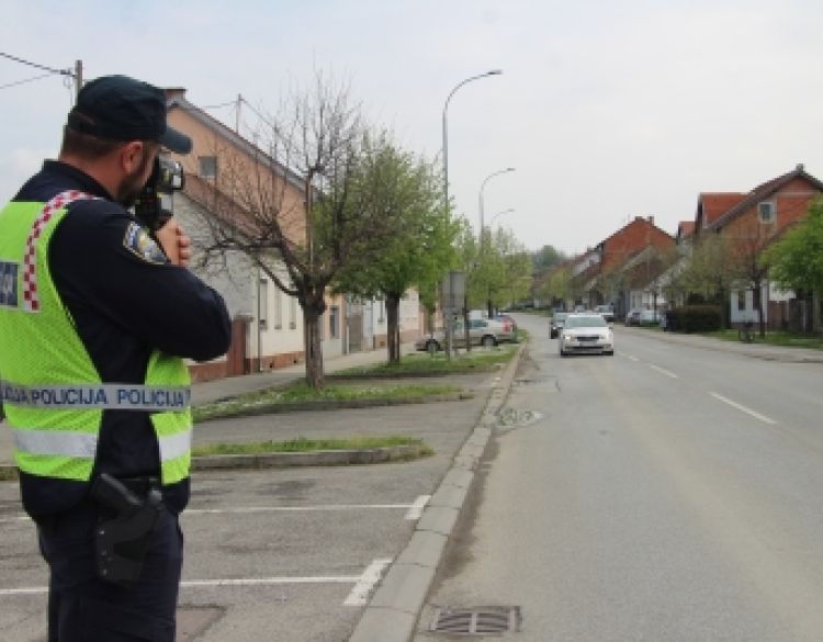 U sklopu ROADPOL akcije jučer 24-satna akcija nadzora brzine - mediji nazočili akciji na punktu u Požegi
