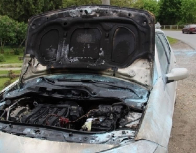 Došlo je do požara na parkiranom automobilu u Požegi uslijed kvara na električnim instalacijama