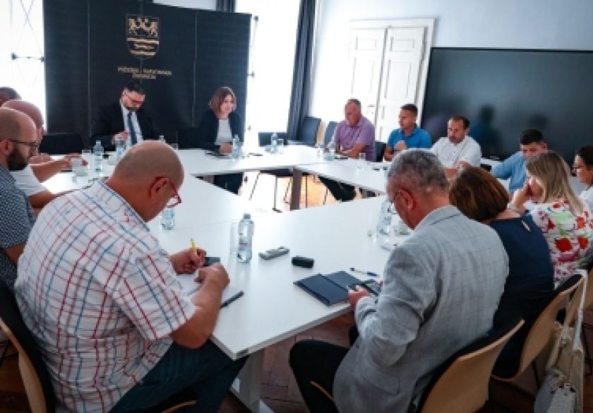 Škola plivanja, ljetovanje, paketići za prvašiće i stipendije - Županija, gradovi i općine nastavljaju zajedničke projekte