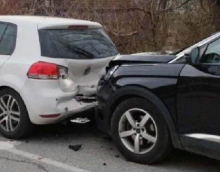49-godišnja vozačica uslijed neprilagođene brzine udarila u automobil 40-godišnjaka koji se zaustavio - teško je ozlijeđena