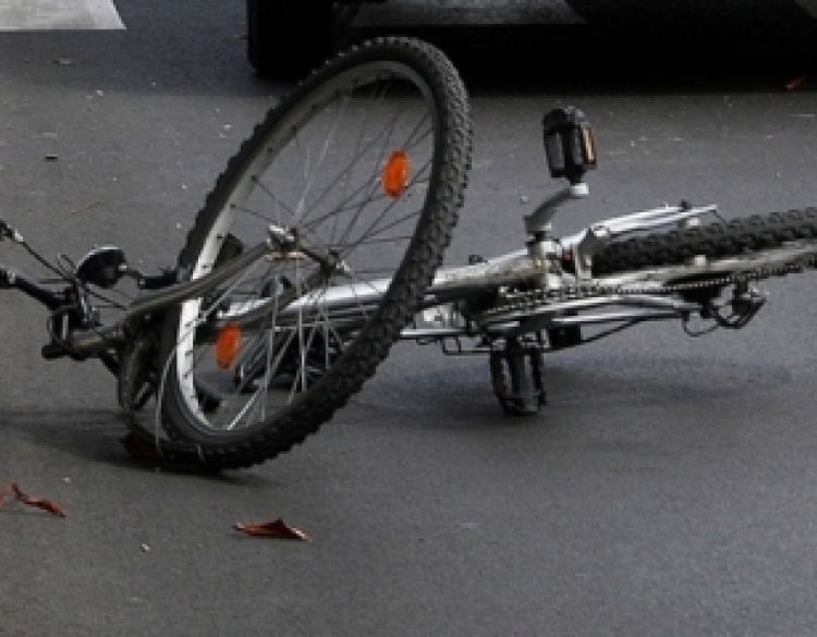Sudar djeteta na biciklu koje je htjelo prijeći kolnik i automobila koji je vozio 31-godišnjak a izbjegavajući biciklistu udario u ogradu