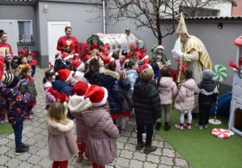 Sveti Nikola i ove je godine obišao požeške vrtiće i darivao djecu slatkišima i igračkama