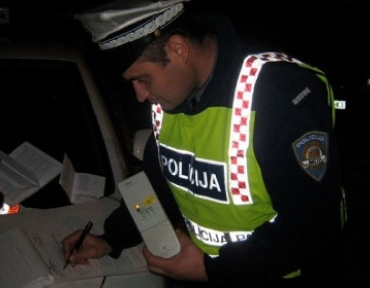 Poslije ponoći zatečen vozač koji je upravljao vozilom unatoč izrečenoj zabrani i pod utjecajem alkohola 0,98 promila - prespavao je u policijskoj postaji