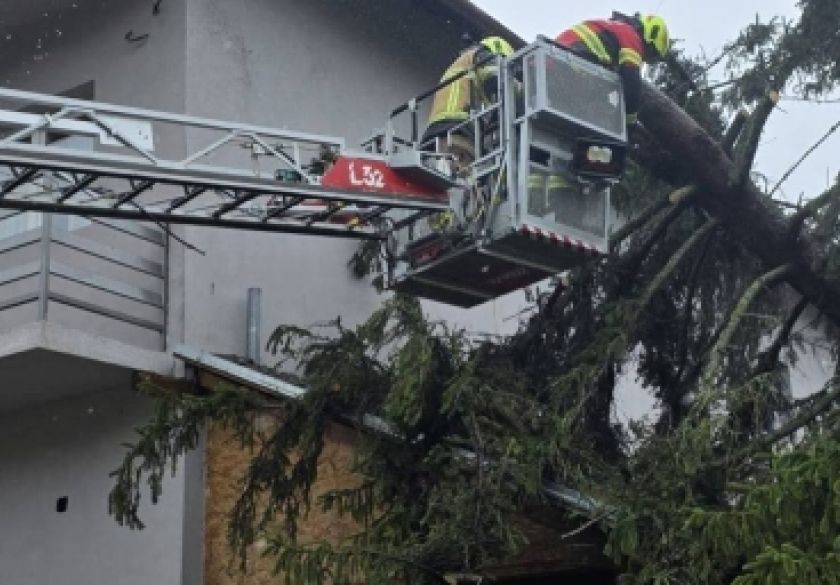 Hrvatska vatrogasna zajednica - na 1.611 intervencija angažirano 5.386 vatrogasaca - iz zameta snijega spašena obitelj s djecom