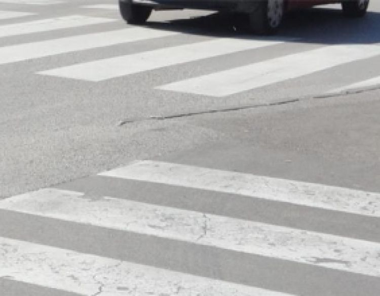 72-godišnji vozač u požeškom raskrižju Zrinske ulice na pješačkom prijelazu udario u 69-godišnjeg pješaka i teško ga ozlijedio