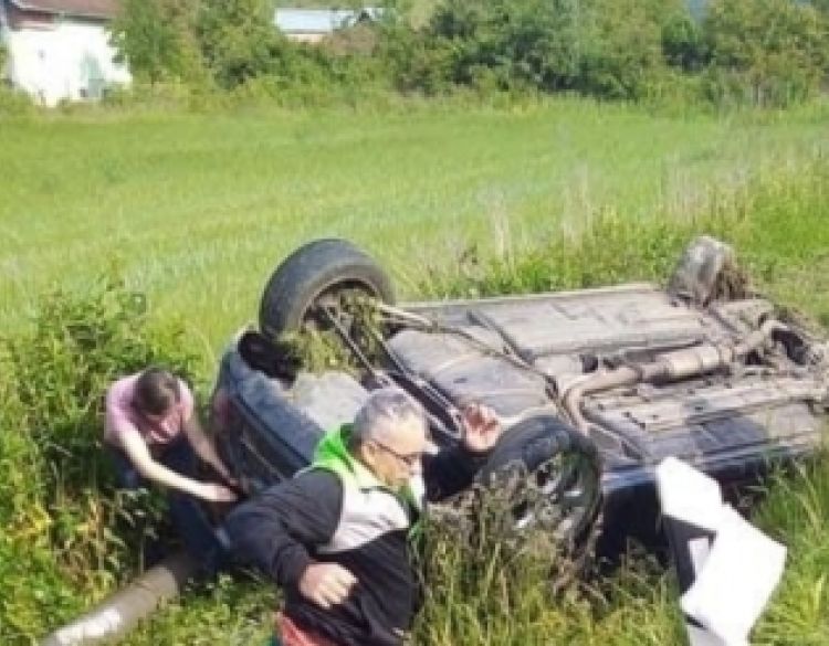 73-godišnji vozač vozilom sletio u putni kanal i prevrnuo se na krov - teško je ozlijeđen