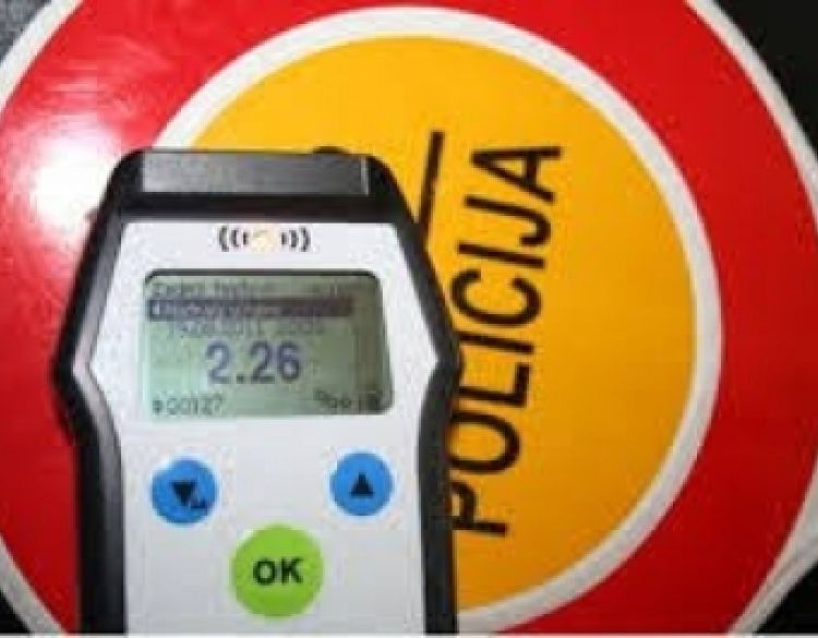 Jedan vozač s oduzetom dozvolom, drugi za vrijeme zabrane, a obojica vozili uz alkohol - obojica dobila i smještaj u policijskoj postaji