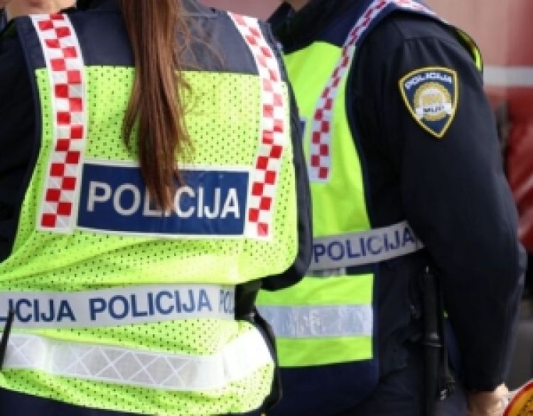 Upravljao mopedom bez vozačke dozvole i kacige te vrijeđao policijske službenike