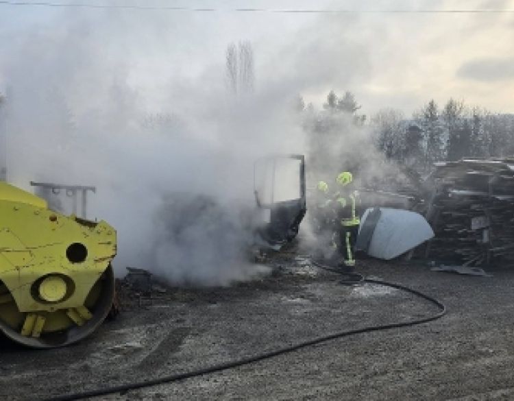 Došlo je do požara na teretnom vozilu u dvorištu tvrtke u Šijačkoj cesti u Požegi prilikom rezanja na kabini