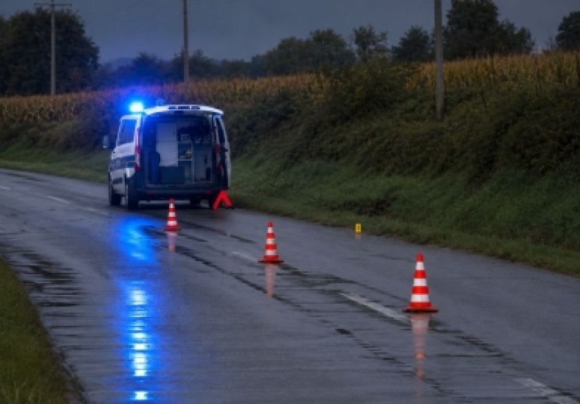 Teretno vozilo sletjelo s ceste, vozač prevezen u bolnicu