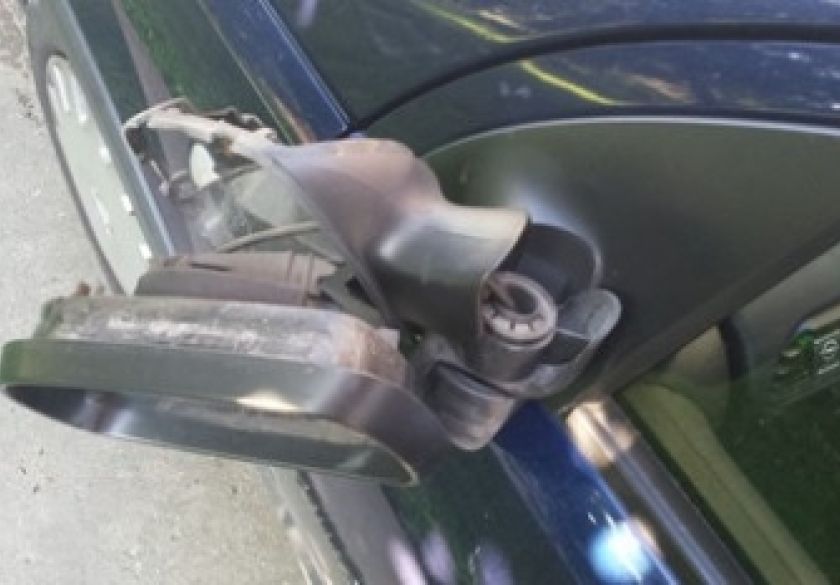 Nepoznati vozač u Kaptolu okrznuo automobil 32-godišnje vozačice u mimoilaženju i pobjegao