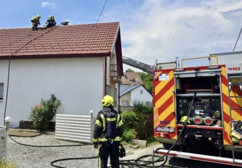Požar nakon udara groma oštetio tri obiteljske kuće