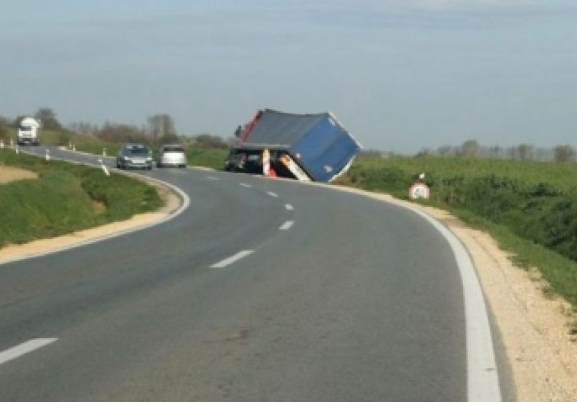 Zbog neprilagođene brzine 26-godišnji vozač kamiona i poluprikolice sletio s kolnika - vozač je ozlijeđen