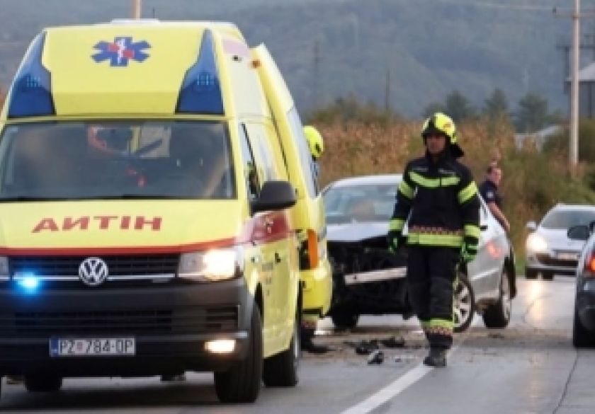 Više osoba ozlijeđeno u prometnoj nesreći u Jakšiću, slijedi očevid