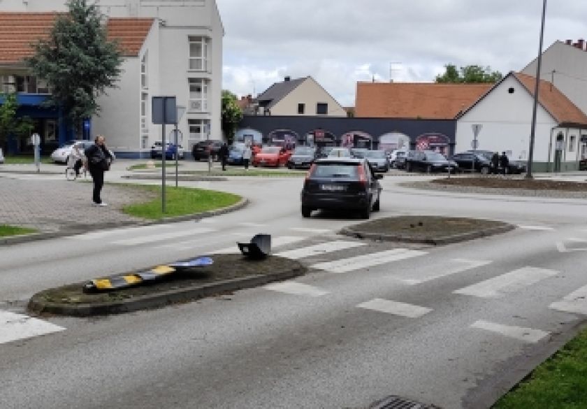 Kako se nije kretala sredinom prometne trake 72-godišnja vozačica pokupila nosač i prometni znak u Ulici kamenita vrata u Požegi