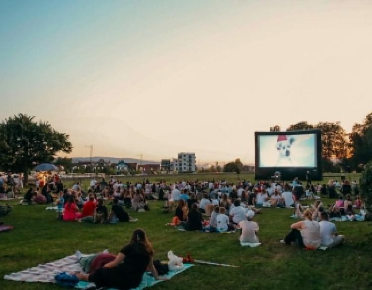 Kino pod zvijezdama okupilo brojne Požežane, večeras film Encanto