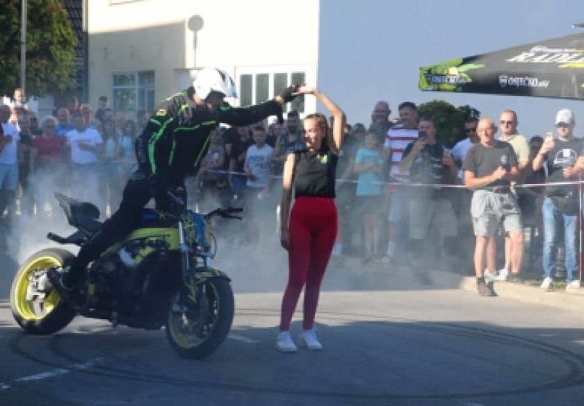 Održani jubilarni 15. Moto susreti u Pleternici: Tisuće posjetitelja uživale u defileu ulicama grada, stunt showu i koncertima
