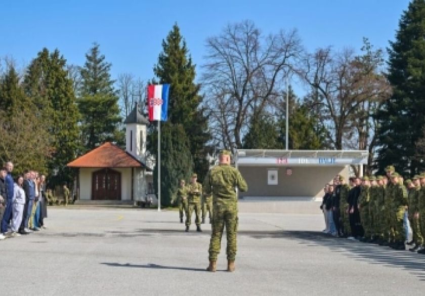 Počelo Temeljno vojno osposobljavanje a u Požegu u Vojarnu 123. brigade HV stiglo 400 ročnica i ročnika