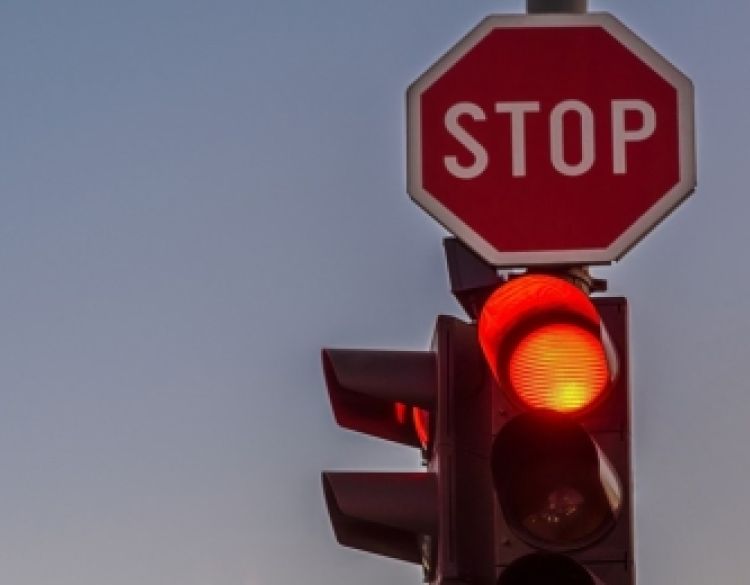 70-godišnjak uz alkohol od 1,12 promila prošao kroz crveno na semaforu, a istekla mu prometna i osiguranje