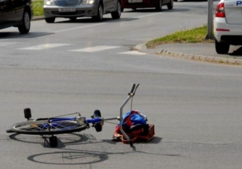 5 prometnih, 2 bijega vozača a u raskrižju u Požegi 38-godišnja vozačica udarila u 75-godišnju biciklisticu i ozlijedila je