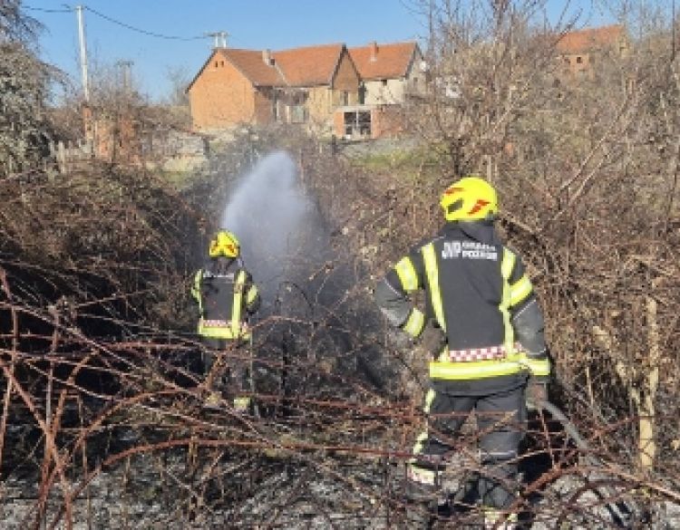 Krenuli radovi na otvorenom i spaljivanja biljnog otpada pa je došlo do pet požara u Kraguju, Bučju, Velikoj, Crkvenim Vrhovcima i Gradcu