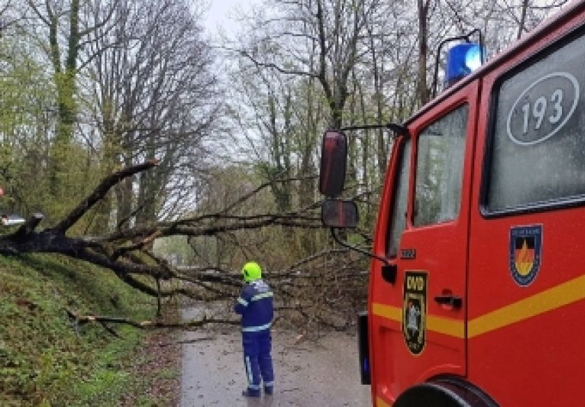 Hrvatska vatrogasna zajednica - Vatrogasci saniraju posljedice nevremena