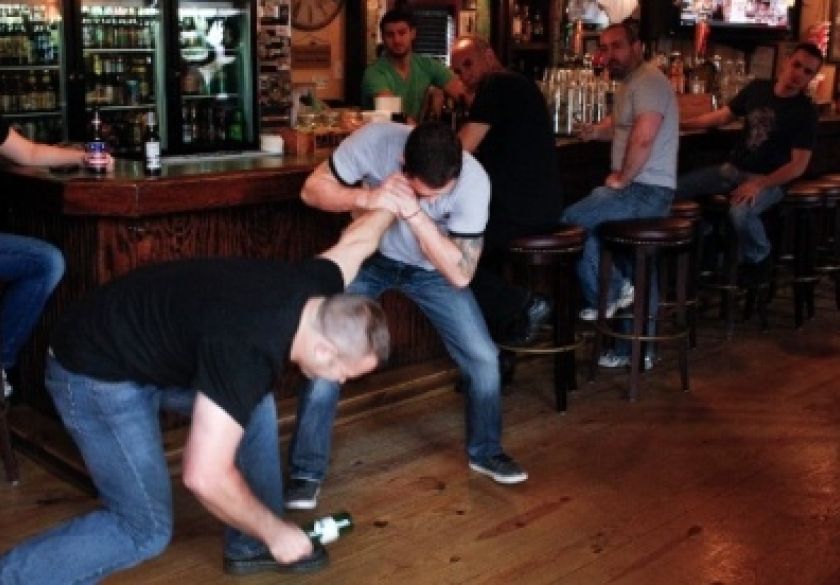 Na terasi kafića na Trgu sv. Trojstva u Požegi alkoholizirani 58 i 62-godišnjak bacali čaše i vikali na 23-godišnjakinju - prenoćili u policijskoj postaji