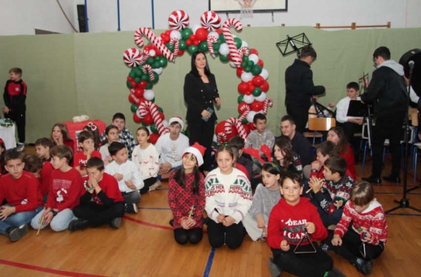 11. "Prilika za sve" - prodajna izložba radova 80-tak učenika s poteškoćama iz 10 posebnih odjela požeške OŠ Julija Kempfa