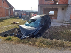 Dvije  prometne nesreće a 48-godišnji vozač u Busnovima sletio s ceste u odvodni kanal i udario u betonski propust