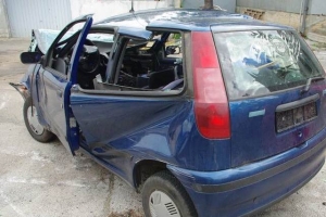 S Fiatom sletio s ceste i udario u parkiranu Kiu