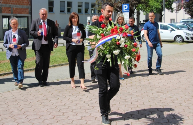 U prigodi obilježavanja 100. obljetnice rođenja dr. Franje Tuđmana položeno cvijeće i svijeće podno biste