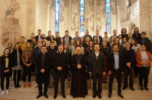 Biskup Antun s maturantima Katoličke gimnazije u Požegi