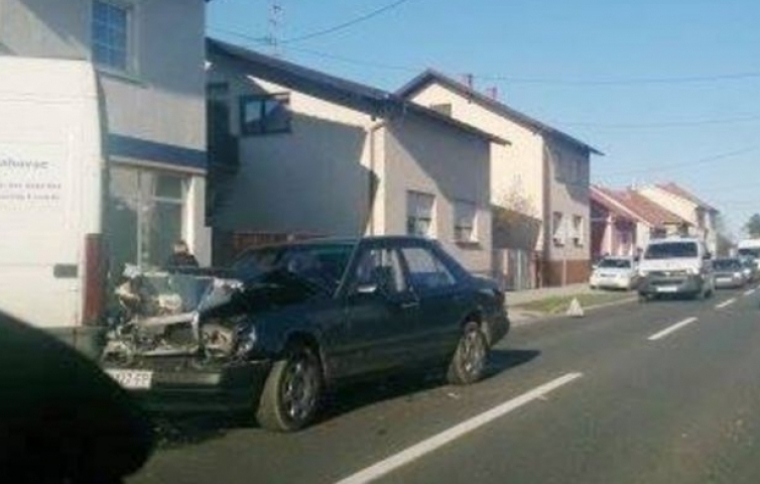 76-godišnji vozač vozio unatrag pa skrivio prometnu nesreću u Vidovcima