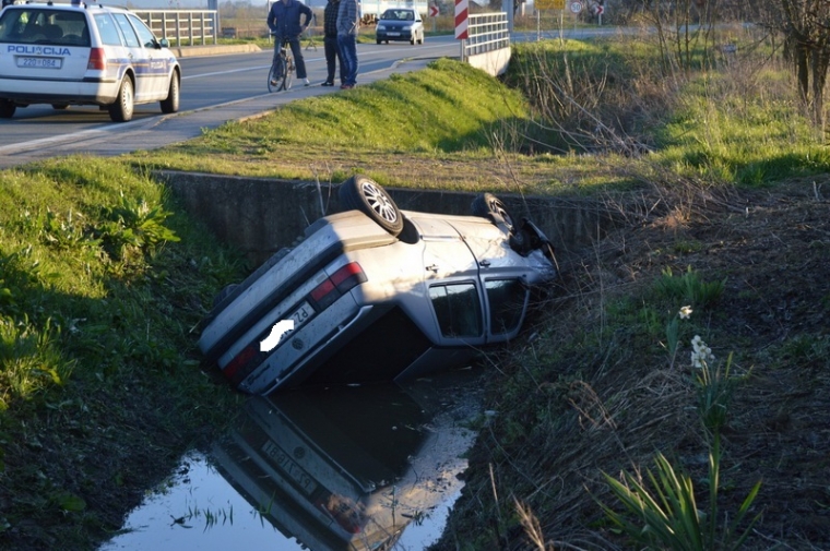 Od siline udarca "VW Vento" završio u kanalu