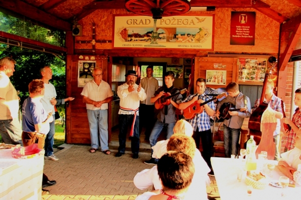 Dobra pjesma i vino u klijeti kod Bauera