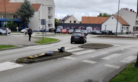 Kako se nije kretala sredinom prometne trake 72-godišnja vozačica pokupila nosač i prometni znak u Ulici kamenita vrata u Požegi