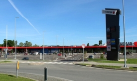 U pokušaju da se parkira kod trgovačkog centra u Požegi 18-godišnja vozačica udarila u ukrasno bilje i izlog trgovine