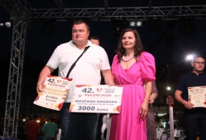 Prvi Festival kulena &amp; vina okupio veliki broj Požežana na trgu