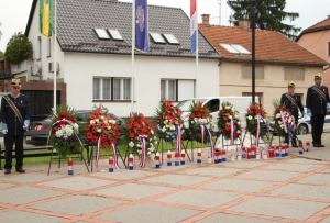 Povodom Dana državnosti RH položeni vijenci i zapaljeni lampiuoni uz spomenik poginulima 123. brigade HV