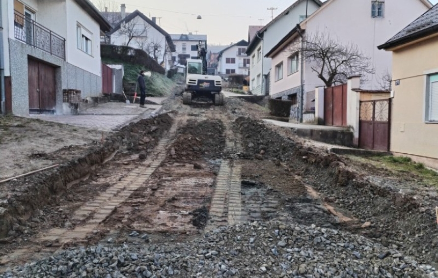 Počela rekonstrukcija Radničke ulice u Požegi uz modernizaciju prometnice i vodovodne mreže