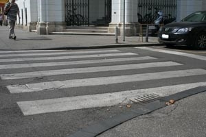 U dvije prometne nesreće ozlijeđene tri osobe, jedan vozač i pješakinja na pješačkom prijelazu teško