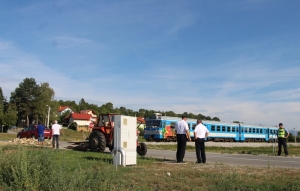 Nalet putničkog vlaka na traktor s prikolicom na prijelazu na vojnoj cesti u Požegi