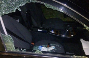 Nekome smetao parkirani automobil pa mu razbio desno bočno staklo