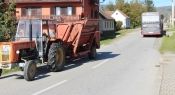 Bočni sudar traktora s beračem i školskog autobusa u Kaptolu