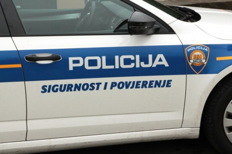 Požar u podrumu kuće a vozač teretnog "Volva" zapeo za nadstrešnicu
