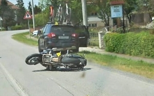 U kružnom toku kod Spara 17-godišnji vozač motocikla naletio na zaustavljeno vozilo zbog gužve i ozlijedio se