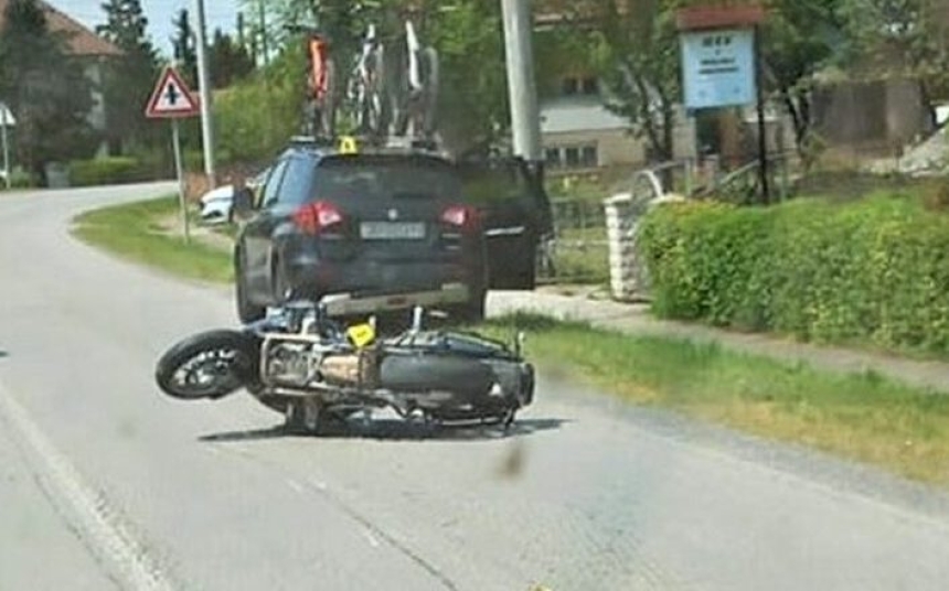 U kružnom toku kod Spara 17-godišnji vozač motocikla naletio na zaustavljeno vozilo zbog gužve i ozlijedio se